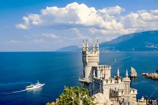 Overlooking the azure waters of Crimea: Swallow's Nest Castle