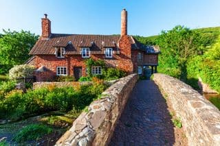 Quaint English Cottage by Stone Bridge