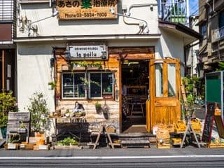 Le Pouilu: A Rustic Charm Amidst the Urban Setting