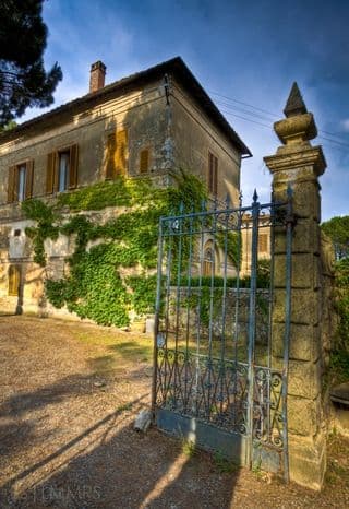 Iviness-covered Tuscan Villa