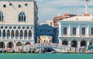 Bustling Ponte della Paglia in Venice