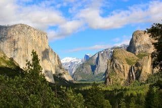 Yosemite Valley's Majestic Granite Cliffs